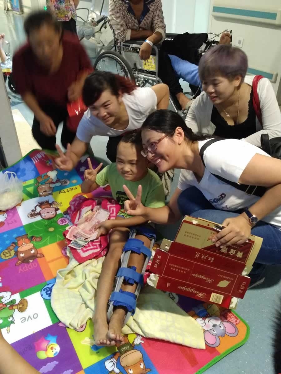 lp32學(xué)員洛陽正骨醫(yī)院愛心幫助小朋友 lp32學(xué)員洛陽正骨醫(yī)院愛心幫助小朋友